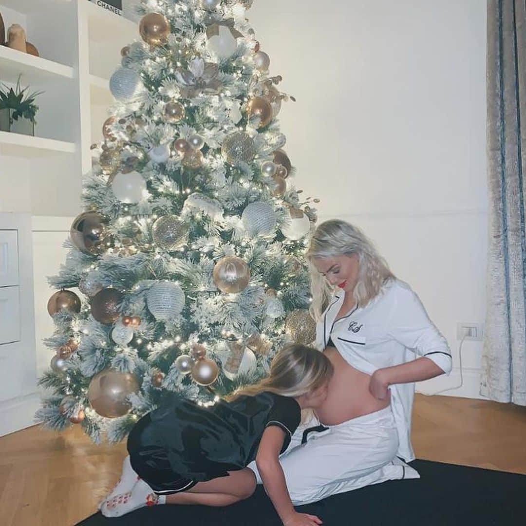 ダビデ・サントンさんのインスタグラム写真 - (ダビデ・サントンInstagram)「Spero che ognuno di voi abbia passato un buon natale,tantissimi auguri a tutti dalla famiglia Santon♥️👨‍👩‍👧‍👧」12月27日 3時35分 - dsanton21