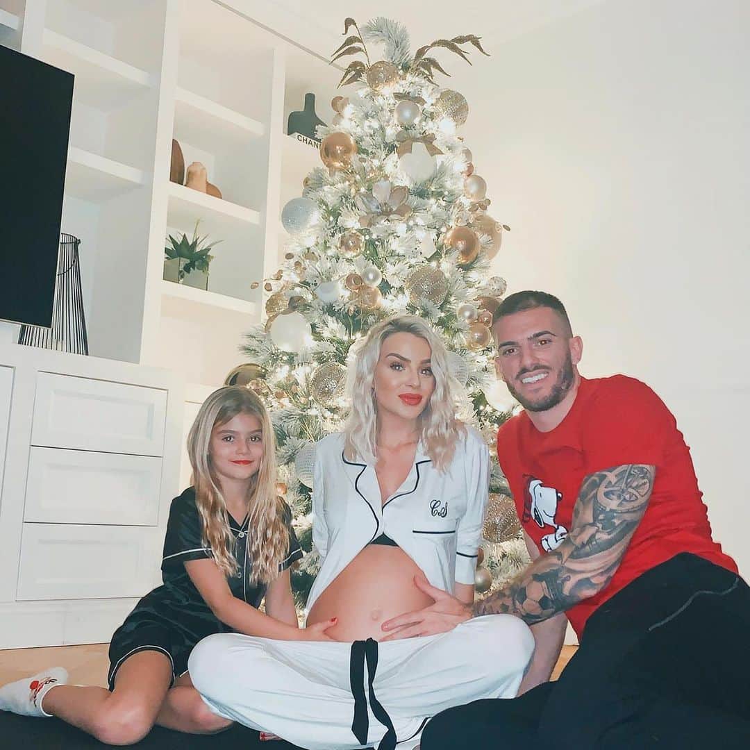 ダビデ・サントンのインスタグラム：「Spero che ognuno di voi abbia passato un buon natale,tantissimi auguri a tutti dalla famiglia Santon♥️👨‍👩‍👧‍👧」