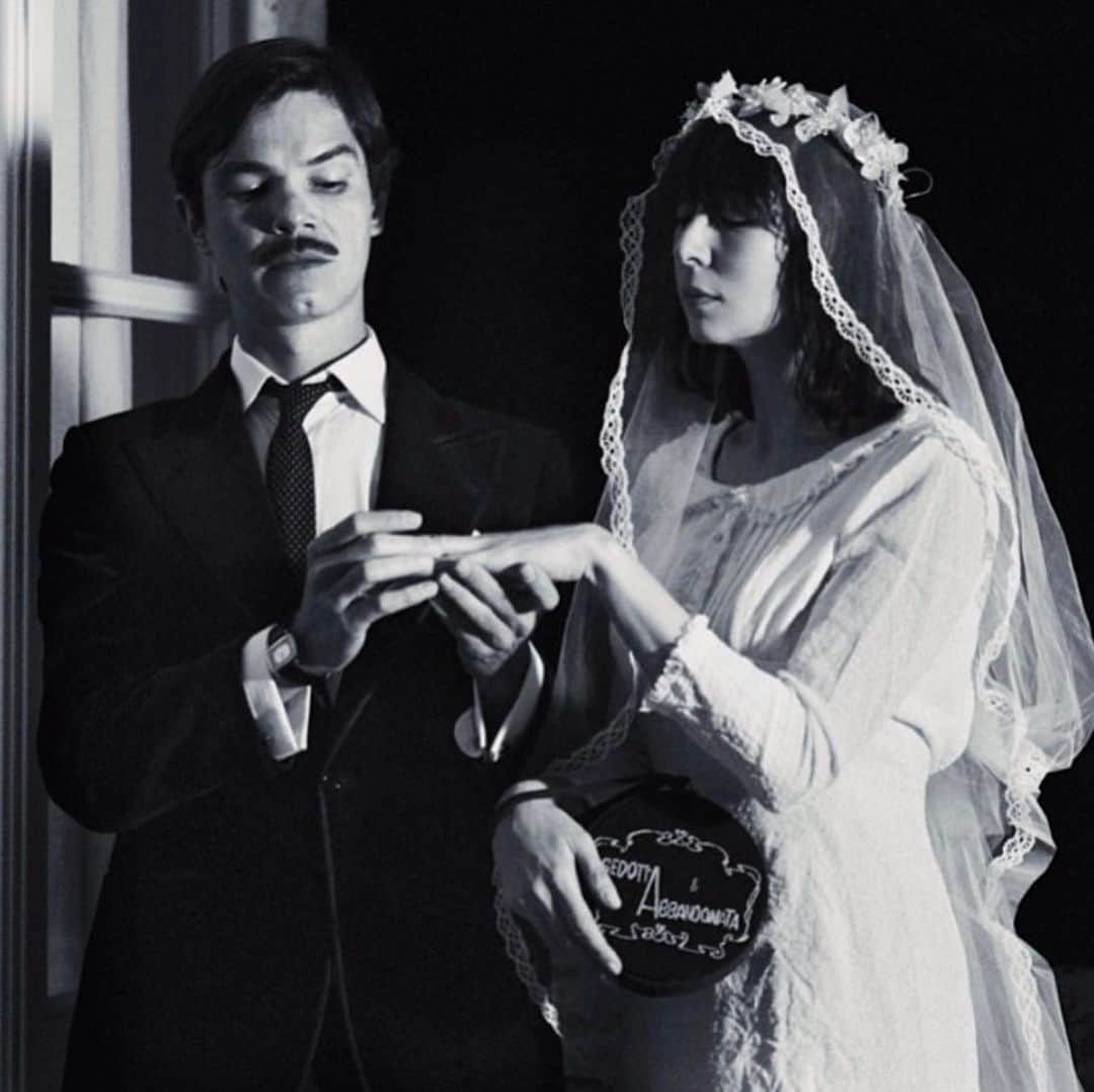 オランピアルタンのインスタグラム：「Throwback to Elie & Camille’s very brief wedding 👰🏻🤵🏻‍♂️💍😂🤭🇮🇹 #sedottaeabbandonata 📸 @maxfarago #OLTatpitti #happyboxingday @camillebwaddington 💞」