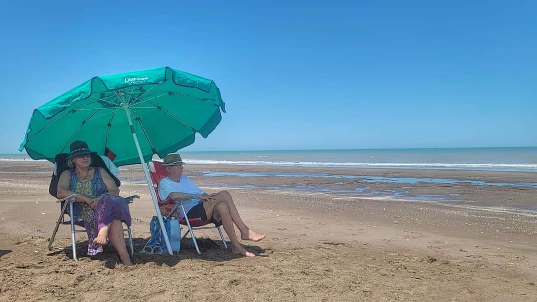 マヌ・ジノビリのインスタグラム：「🇦🇷 Mis viejitos lindos y la playa! 🥰 🇺🇲 Mom&Dad enjoying the beach. 🥰」