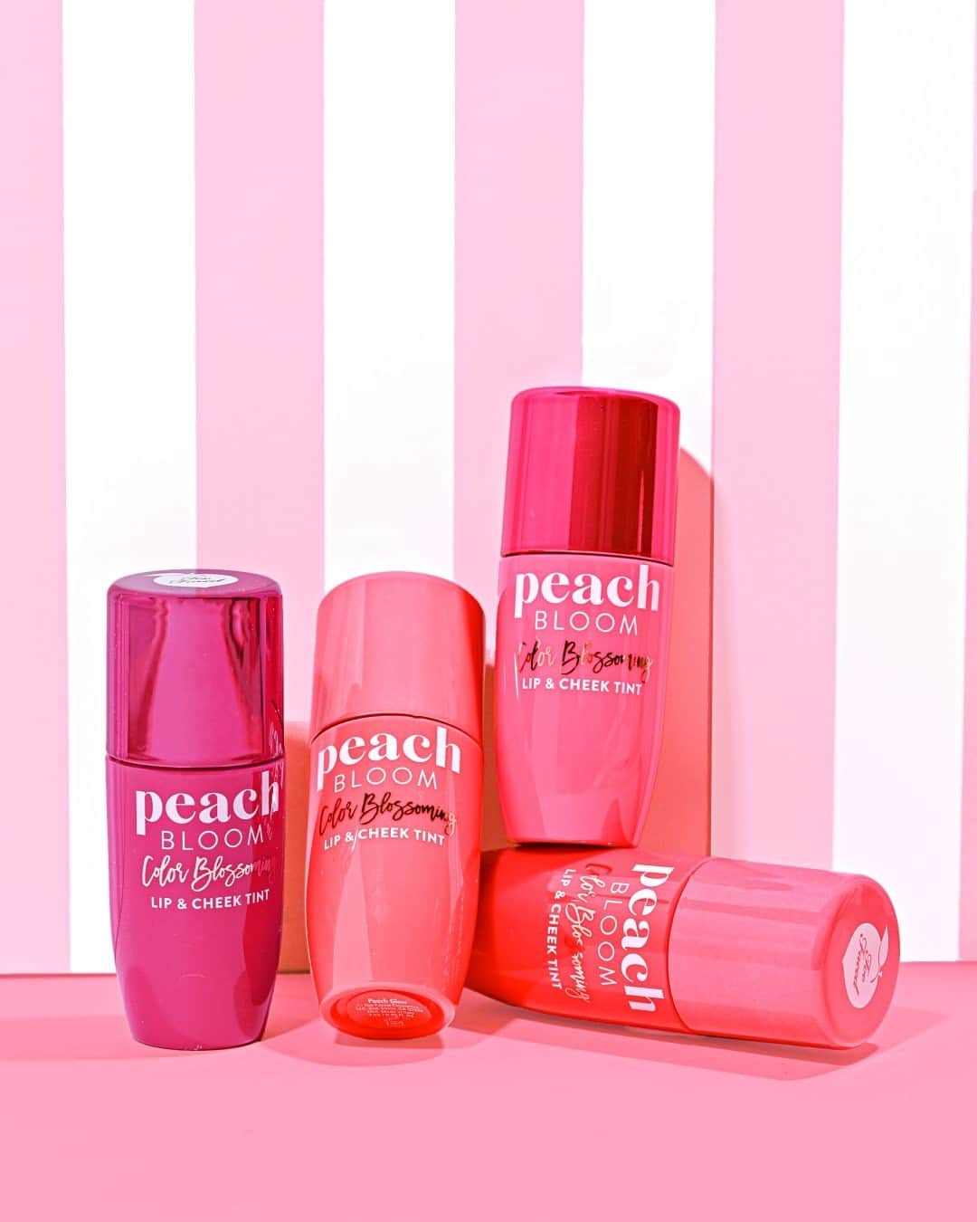 Too Facedのインスタグラム：「Bright Blooms!! 😍😍 Apply 1 to 3 dots of Peach Bloom on the apples of your cheeks and blend by tapping with clean fingertips or a sponge for the ultimate stained glass skin effect!! #toofaced」