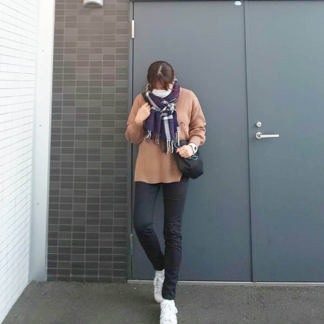 aaa_hal_smile_555のインスタグラム：「* * 昨日のニット 色ち買いしてました。 * だってめちゃくちゃ安いんだもん * * おまけに、ストールも色ち買いしてます(笑)790円て！ * * ニット #gu ストール #GU 👖 #UNIQLO」