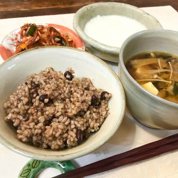 なでしこ健康生活さんのインスタグラム写真 - (なでしこ健康生活Instagram)「Repost from @nozomi_goto26   今日のお昼は何しよう﻿ ﻿ って、思うことが無くなりました。﻿ ﻿ 美味しいご飯さえ有れば、あとはお味噌汁作って✨それだけで幸せ。﻿ ﻿ もともとはお米があまり好きでは無かった私。﻿ ﻿ コロナの前は、お昼にほとんど家に居なかったから、ごはん食べることがあまりなかった。﻿ ﻿ ごはんが簡単に美味しく炊けるなら、﻿ ごはんを食べよ。﻿ ﻿ あとは、冷蔵庫にあるものでお味噌汁。﻿ お味噌も何年も前から毎年作ってたのがたくさんあるし。﻿ 梅干しも毎年作ってたのがたくさんあるし。﻿ そんな感じです。﻿ ﻿ 写真はベジキムチだけど。﻿ それに山芋。﻿ ﻿ ごはんに目覚めたら﻿ 体調も良くなって、﻿ ちょっとだけ、体重も落ちた☺️﻿ ﻿それが嬉しい😆  今日は、もちもち酵素玄米で。﻿ ﻿  #なでしこ健康生活公式アンバサダー #なでしこ健康生活 #免疫アップレシピ　#宅メシ　#酵素玄米  #酵素玄米炊飯器　#発芽玄米炊飯器　#発酵発芽玄米 #発芽酵素玄米  #発酵玄米 #寝かせ玄米 #酵素玄米ごはん　#玄米　#玄米酵素ブレンド　#炊飯器レシピ　#発酵食　#玄米食 #おうちごはん #オーガニック #免疫力アップ #インナービューティー #腸活 #健康美食 #ローフード #ベジ #ビューティーソウルフード #ビューティーソウルフードデザイナー @nadeshiko_healthy_life @beaty_soulfood_nozomi ﻿ @nozomi_goto26﻿ ﻿」12月27日 4時08分 - nadeshiko_healthy_life
