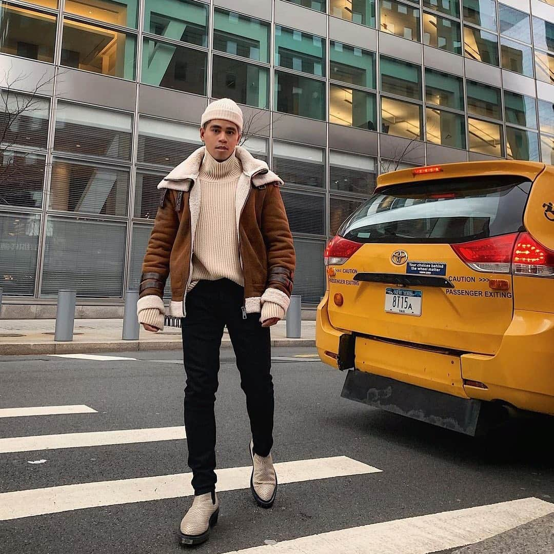 Jブランドさんのインスタグラム写真 - (JブランドInstagram)「@oh_anthonio looking cozy, but cool in the J BRAND x @antoni Modern Skinny #inmyjbrand」12月27日 4時11分 - jbrandjeans