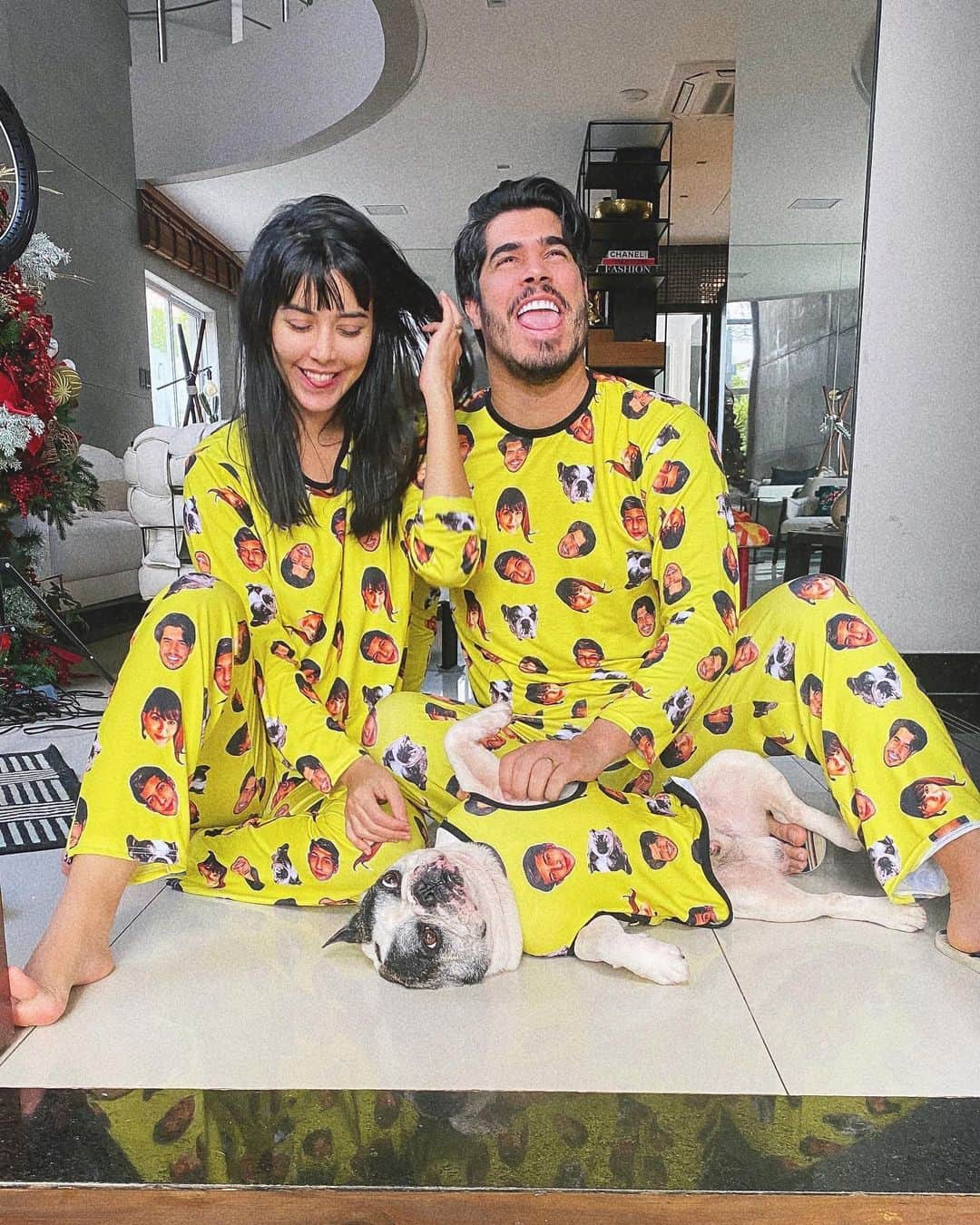 Gabriela Salesのインスタグラム：「Duvido que Helena, Atílio e o cachorrinho deles Adamastor tenham um pijaminha desse kkk. Mais um domingo por aqui, e por aí?」
