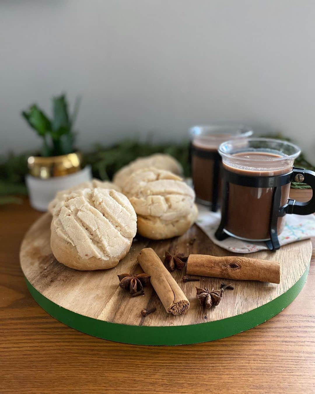 Antonietteさんのインスタグラム写真 - (AntonietteInstagram)「Being concha-entious 🐚 during the holidays. 😬 Incorporating the kids’ Mexican heritage into our Christmas traditions with freshly made pan dulce conchas and champurrado (spiced hot chocolate thickened with masa). So good during chilly mornings, which is like 65•F in San Diego. 🥶😆」12月27日 4時28分 - antoniette714