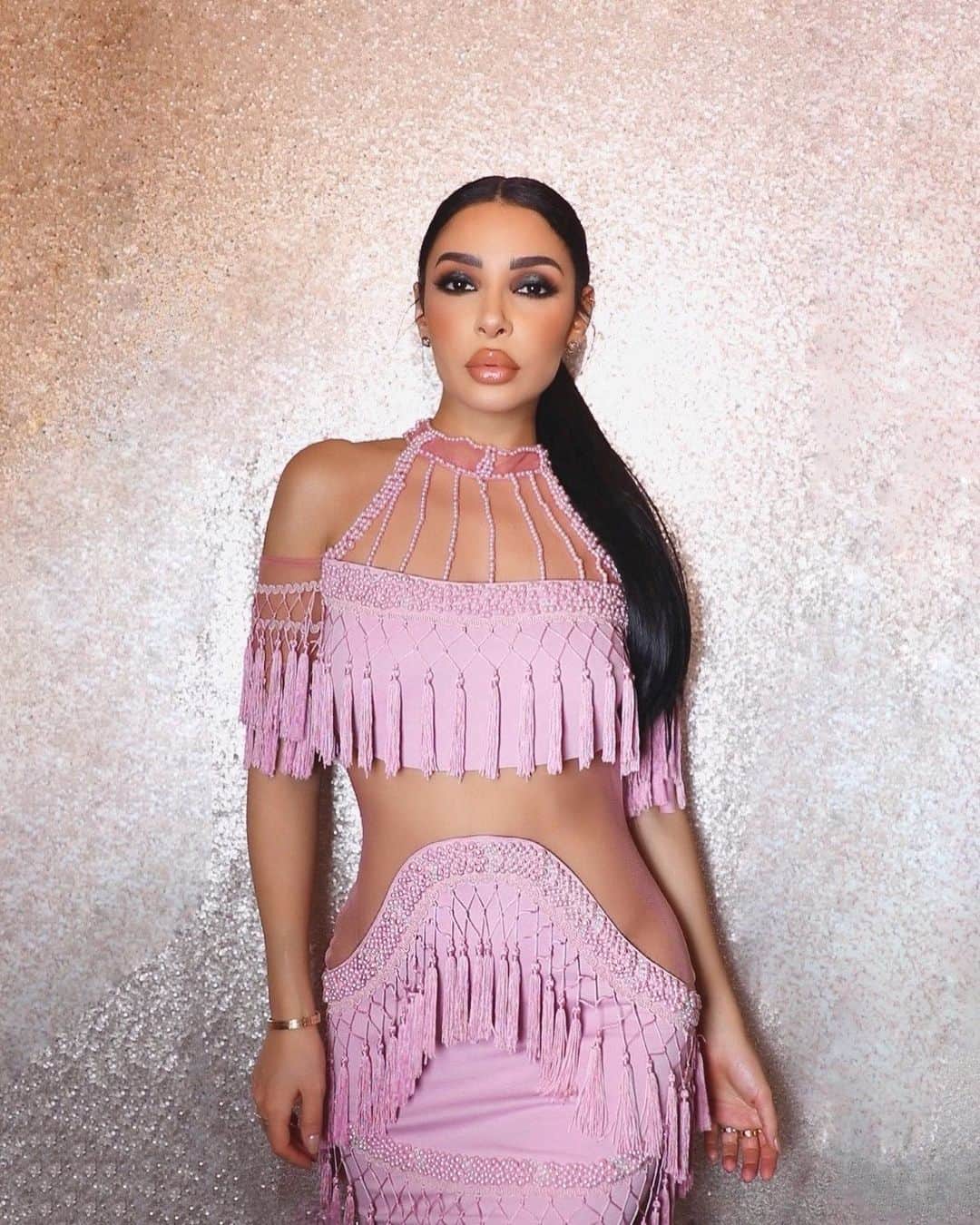 sananasのインスタグラム：「Waiting for 2021 like ... ✨J’enlèverai cette robe après le 31 ... 😂Ça va ma Sananas Fam ? 💚J’espère que vous prenez du temps pour vous. De mon côté quelques jours off qui me font beaucoup de bien ! Mais je vous poste mes favoris de 2020 au plus vite promis 😘 Make up des yeux : Palette Edge Of Reality @kvdveganbeauty  Queue de cheval : @prettylittlething」