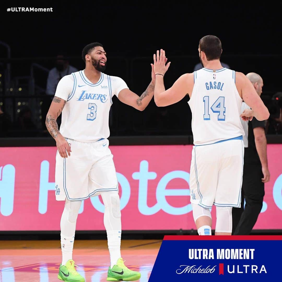 Los Angeles Lakersさんのインスタグラム写真 - (Los Angeles LakersInstagram)「Celebrating a Christmas Day win at home is this week's #ULTRAMoment   @michelobultra X #LakeShow」12月27日 4時29分 - lakers