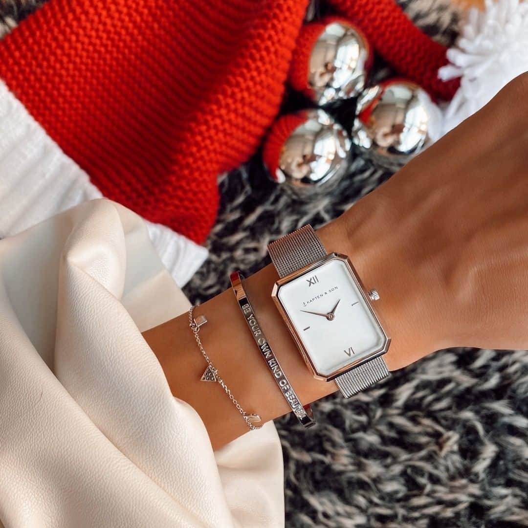 Kapten & Sonさんのインスタグラム写真 - (Kapten & SonInstagram)「'There's no place like home for the holidays!' 🌟 Time to get cozy today. ☁️ @eylmbc combines our watch Grace Silver "Mesh" to her Chistmas outfit. #bekapten #kaptenandson⁠ .⁠ .⁠ .⁠ #christmastime #christmas #xmas #christmaseve #holidays #holidayseason #wintertime #wintervibes #winteroutfit #xmastime」12月27日 4時30分 - kaptenandson