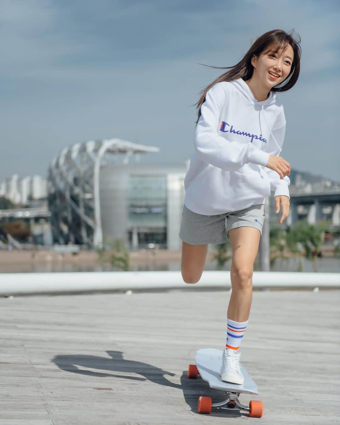 Champion EUさんのインスタグラム写真 - (Champion EUInstagram)「Move your own way. Be your own champion. When @hyo_joo steps out, she floats, weaves, and dances on her longboards like no other.  . . What does Be Your Own Champion mean to you? . . #championeurope #BeYourOwnChampion」12月27日 4時35分 - championeurope