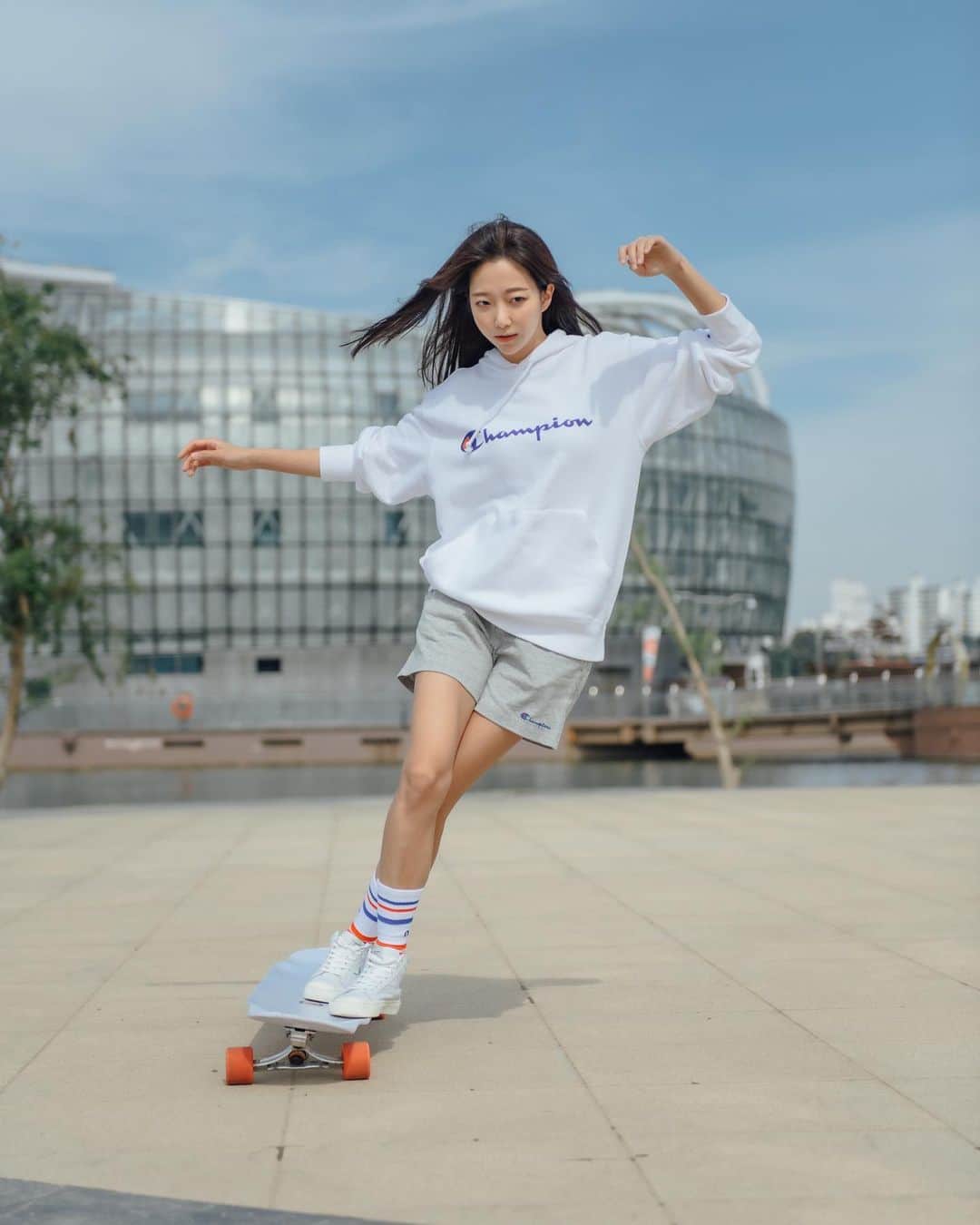 Champion EUさんのインスタグラム写真 - (Champion EUInstagram)「Move your own way. Be your own champion. When @hyo_joo steps out, she floats, weaves, and dances on her longboards like no other.  . . What does Be Your Own Champion mean to you? . . #championeurope #BeYourOwnChampion」12月27日 4時35分 - championeurope