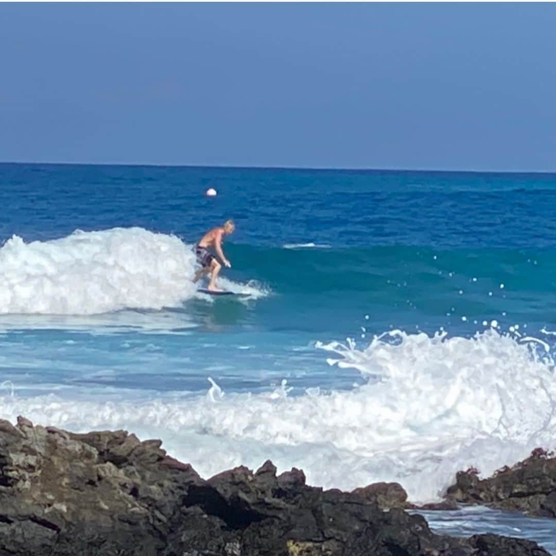 カミール・グラマーさんのインスタグラム写真 - (カミール・グラマーInstagram)「Enjoyed watching Dave get back to surfing. Now he’s back at work. It’s been a crazy year and we all need an outlet. I find sports to be helpful, Even if it’s a walk around the block. There is beauty in everything.」12月27日 4時43分 - therealcamille