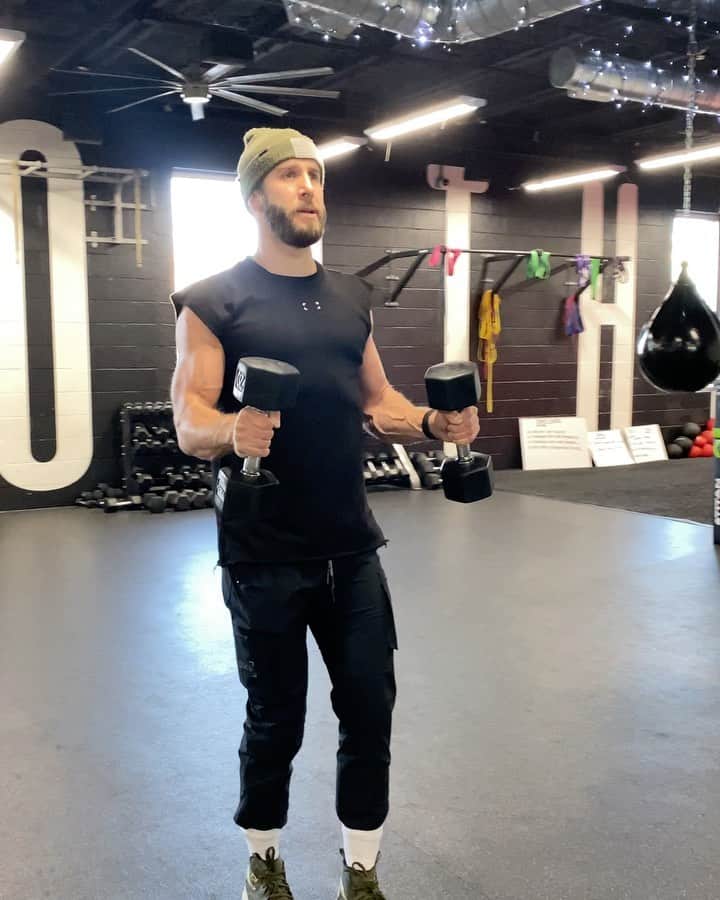 ショーン・ブースのインスタグラム：「Twist Curls 21’s - A great way to wreck your arms if you only have medium dumbbells and limited time 💪🏼 . 7 twist hammer curls up from bottom to 90 degrees/ 7 twist hammer curls from 90 degrees and up/ 7 full twist hammer curls . @mytrainercarmen x @boothcampgym #BOOTHCAMPteam #fitness #personaltrainer #groupfitness」