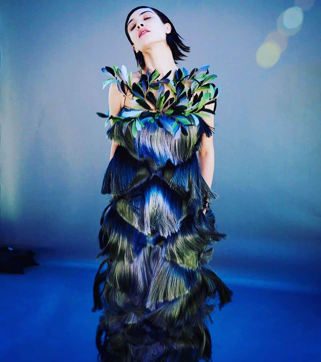 メアリーカトランズのインスタグラム：「Wishing you all a very Merry Christmas with health and happiness!!! 🎄⭐️🎁☃️♥️🍄 #olivetree #marykatrantzou @harpersbazaarcz」