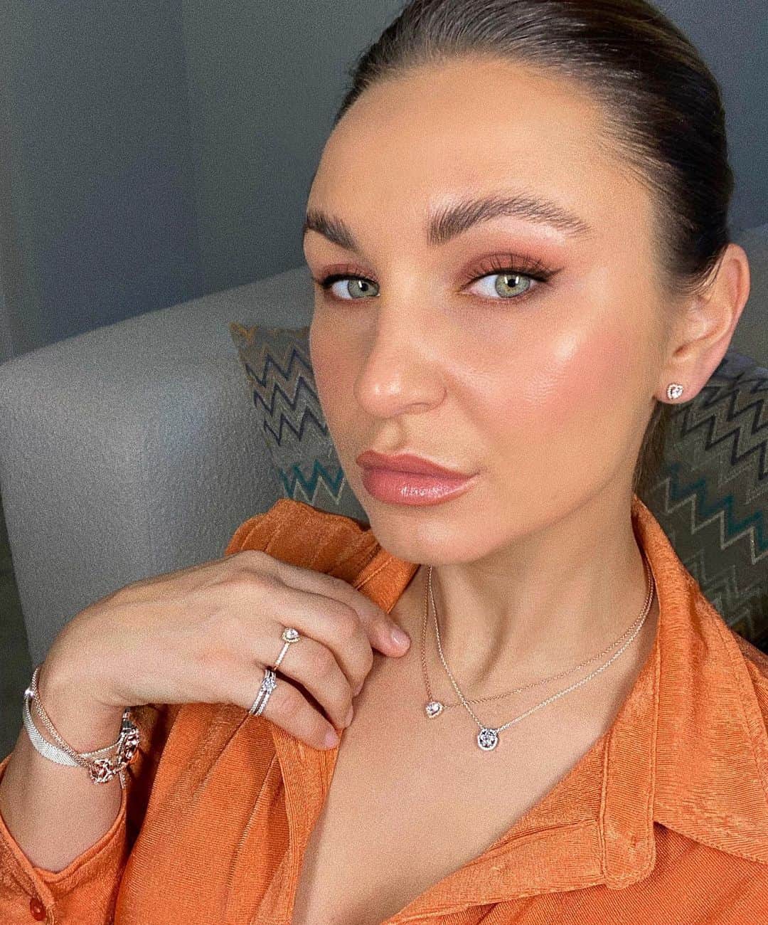 サム・フェアーズのインスタグラム：「Our Christmas parties are a little different this year but that’s no excuse to ditch the glamour right? Even if you are just indoors ✨ sparkle with @theofficialpandora I’m absolutely obsessed.. they have the most gorgeous pieces #ad #somethingaboutyou shop online now x」