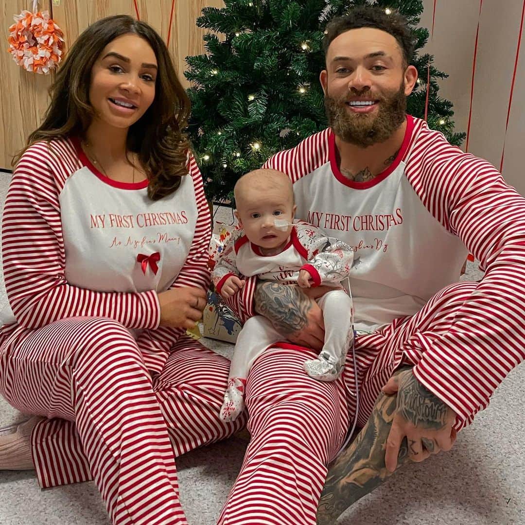 のインスタグラム：「Our first Christmas as a family was different to how I imagined it. But in fact, even more special! 💫❤️🙏🏾 #christmas #family #love」