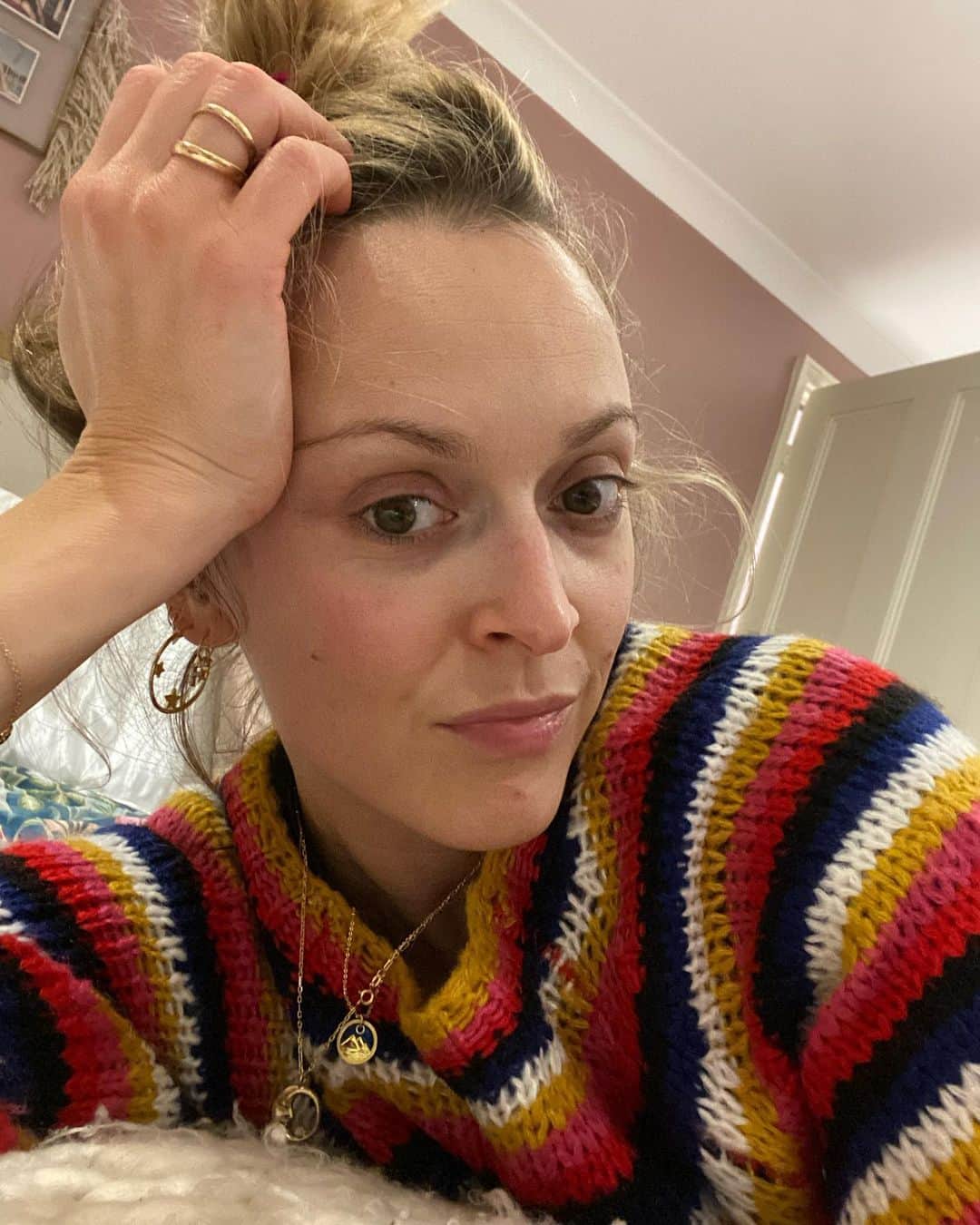 ファーン・コットンのインスタグラム：「Pooped and grateful  Full to the brim Of tofurkey and love  And maybe some gin The simple was cherished  A sunset so red  Walking and laughter  Then a flop in to bed  Today, lethargy,  Vegan mince pies  But last nights reminder  Always look to the skies 🌅🌌」