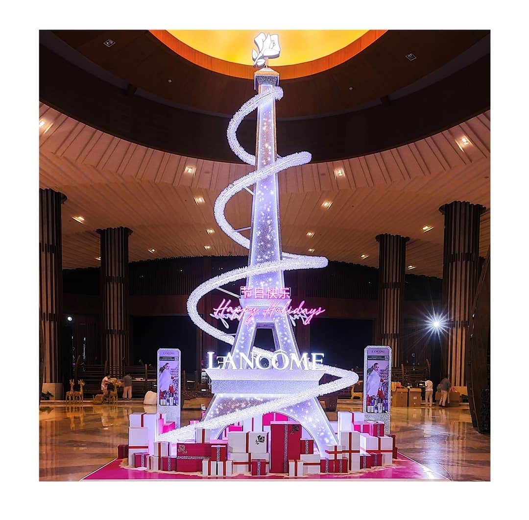 Lancôme Officialさんのインスタグラム写真 - (Lancôme OfficialInstagram)「Lancôme wishes you Happy Holidays from Hainan! We partnered with Sanya Haitang Bay Hotels to spread the holiday magic with a 32-foot-tall sparkling Eiffel Tower!  #Lancome #Travelwithlancome#LancomeHolidays」12月27日 4時59分 - lancomeofficial