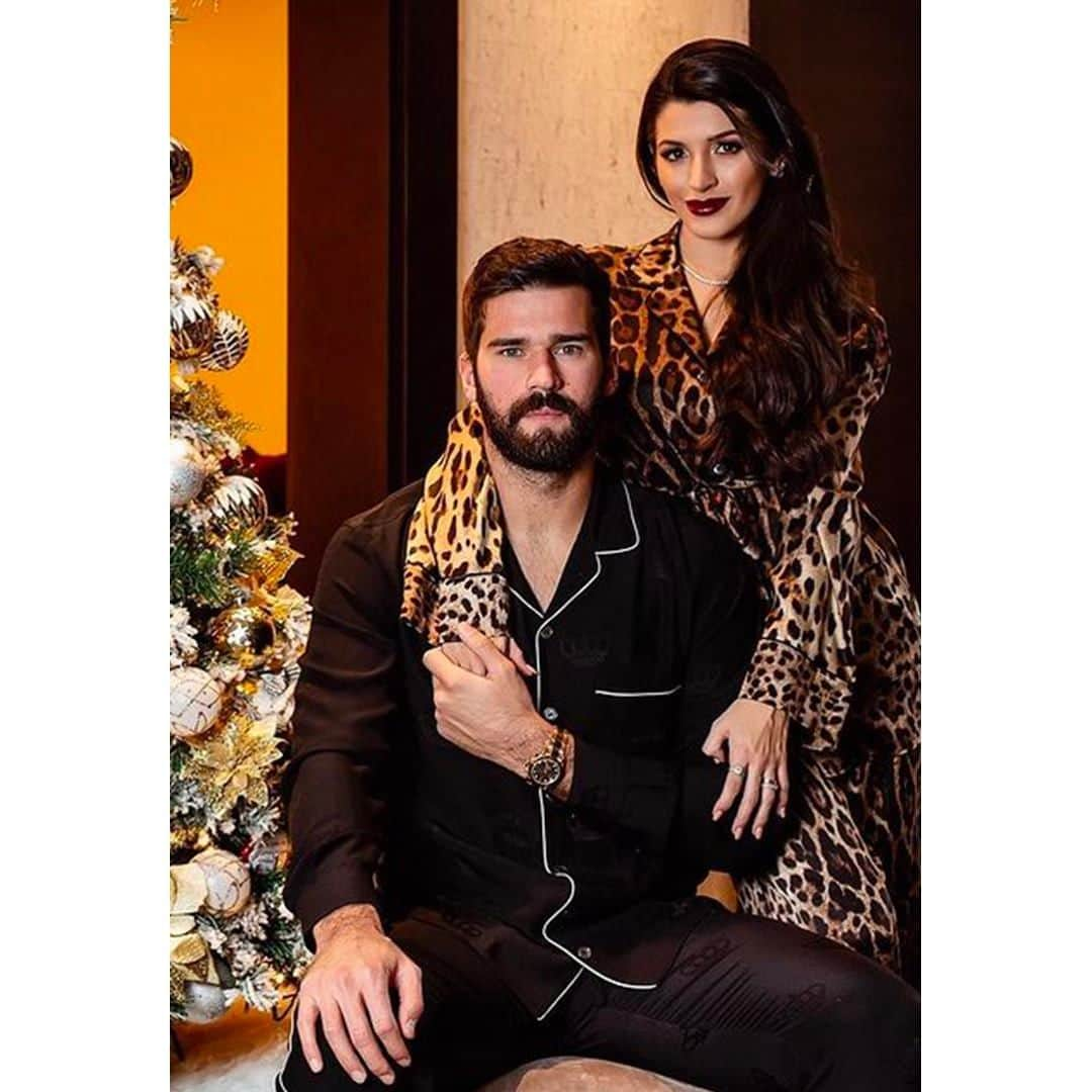 ドルチェ&ガッバーナさんのインスタグラム写真 - (ドルチェ&ガッバーナInstagram)「Happy Holidays from Natália and Alisson that chose to wear #DolceGabbana for their Christmas picture.   #DGFamily #DGCelebs #DGHolidays」12月27日 5時00分 - dolcegabbana