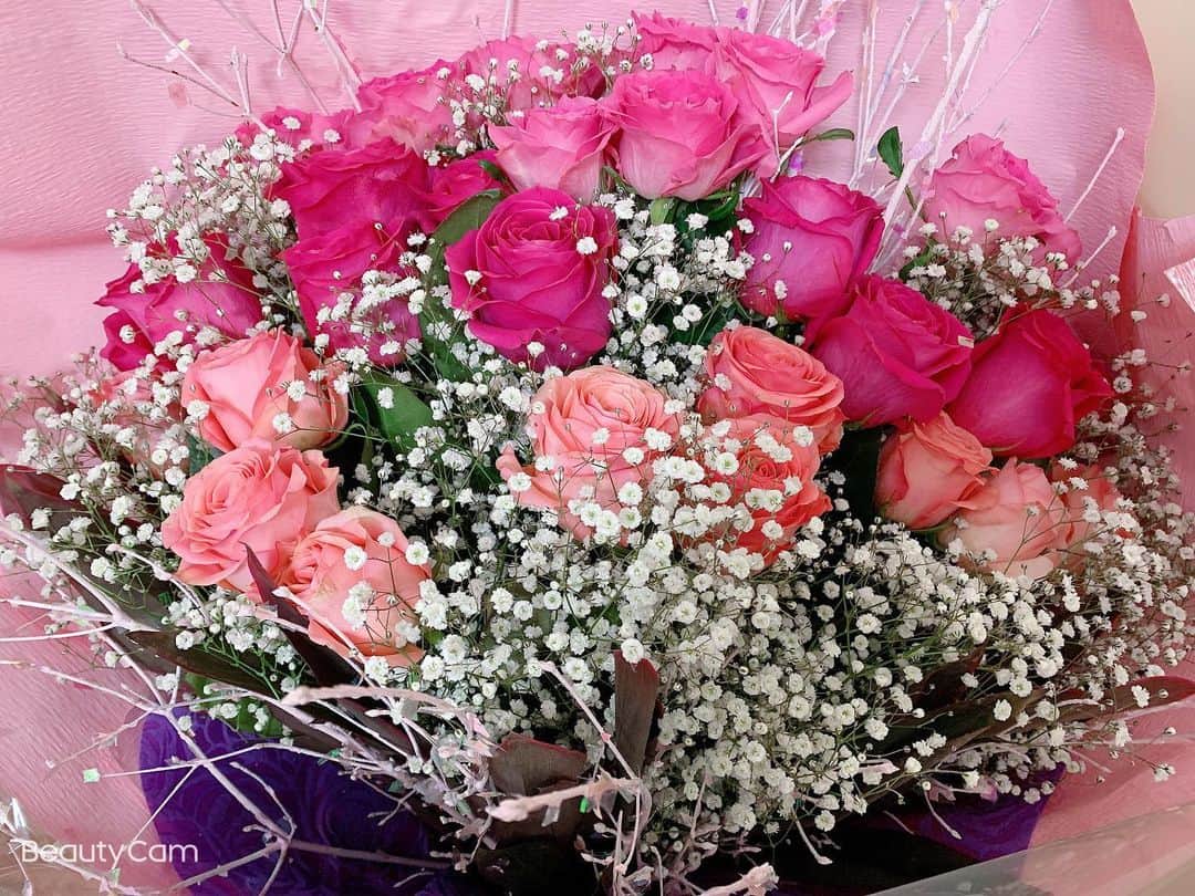 もものインスタグラム：「成人式のお祝いで薔薇の花束。 本指名様から(ˊo̴̶̷̤  ̫ o̴̶̷̤ˋ) 大好きな色 幸せすぎる、感無量。  #千葉 #キャバ嬢 #同伴 #高級キャバクラ #高級ラウンジ #高級クラブ  #ヘアアレンジ  #ガーリー #サラサラ #ロング #ヘアアレ #いいね返し #夜職の人と繋がりたい  #Instagram #instagood #f4follow」