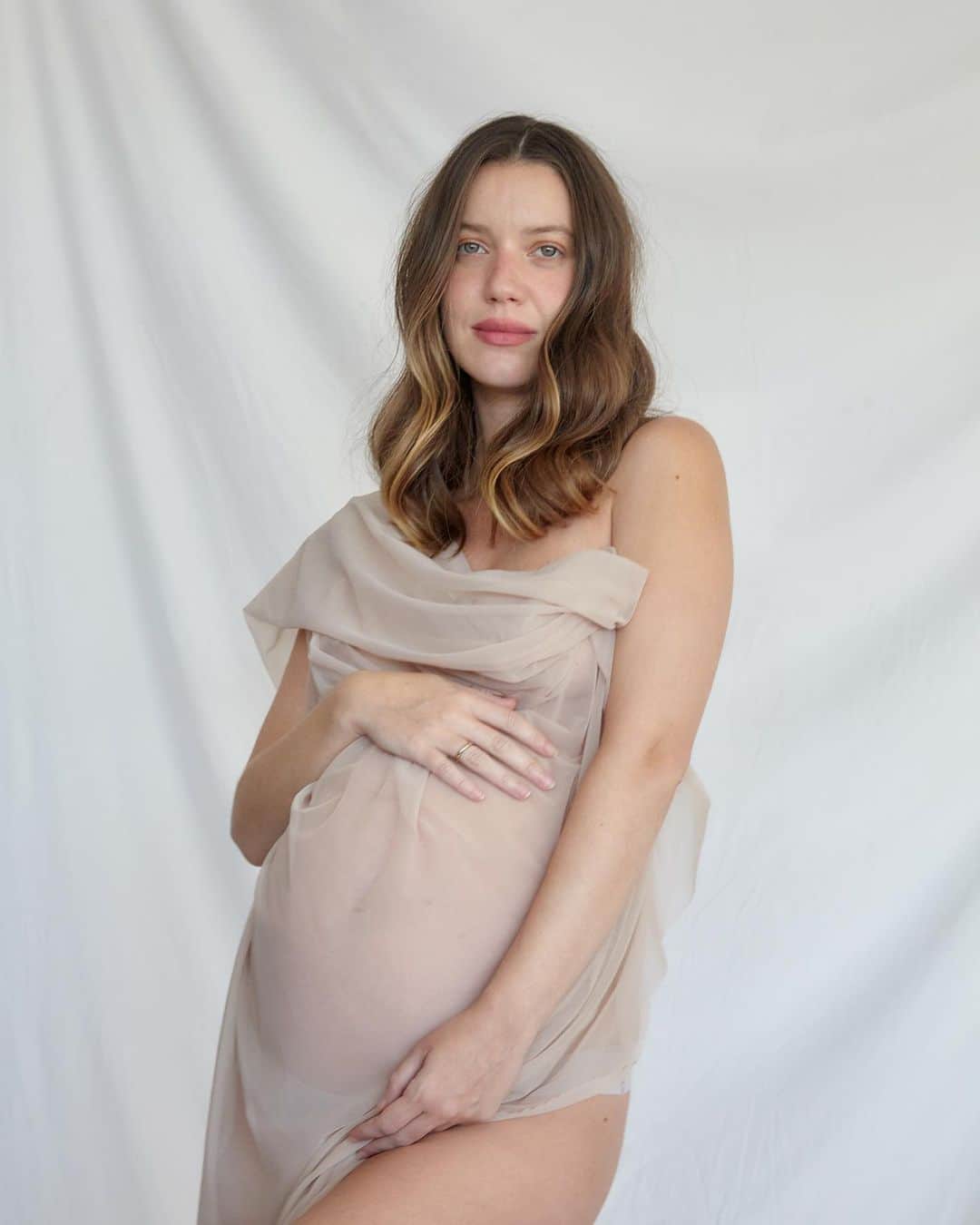 ナタリア・ディルのインスタグラム：「40 semanas e contando! Agora falta pouquinho #VemEva  Foto: @priscillahaefeli  Make: @nathaliebillio」