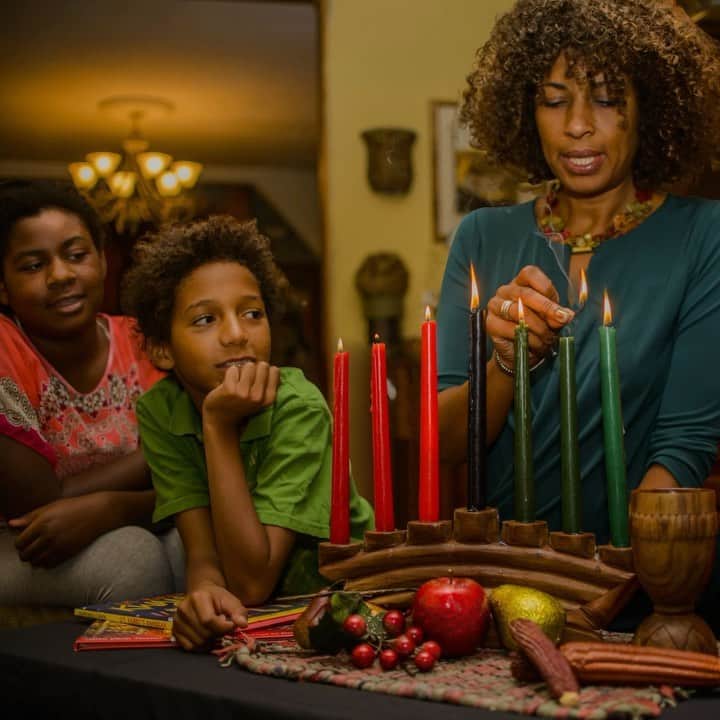 アメリカン航空のインスタグラム：「Happy Kwanzaa! We wish you and your loved ones a beautiful holiday.」