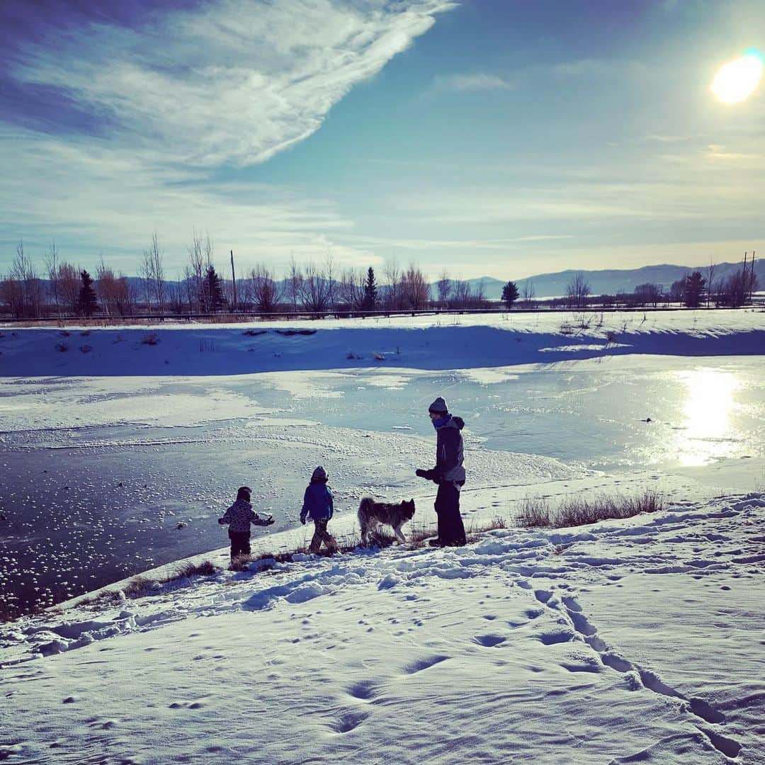 サラ・ライトさんのインスタグラム写真 - (サラ・ライトInstagram)「Christmas Day showing us her beauty. ❄️💫✨ missing our families, friends and hugs but grateful for these moments with our littles.」12月27日 5時14分 - swrightolsen