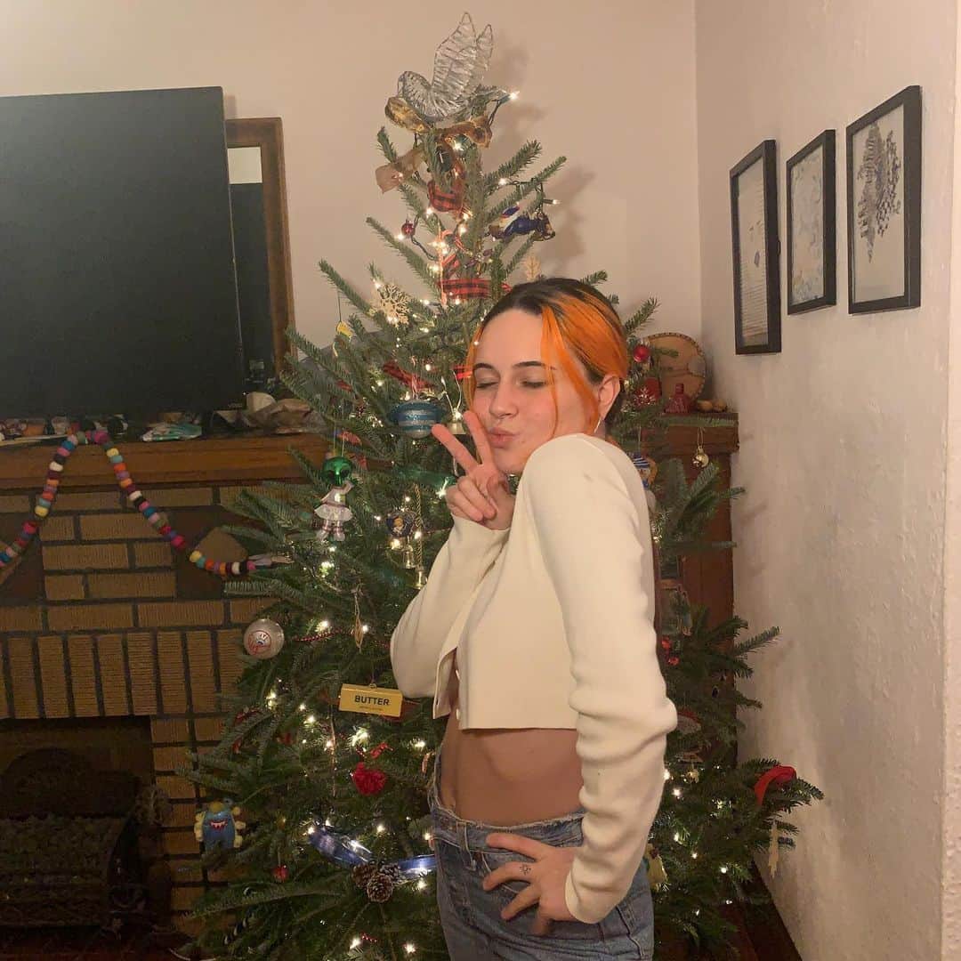 のインスタグラム：「photos brought to u by my phone propped up on an ugly lamp our mom won’t let us get rid of」