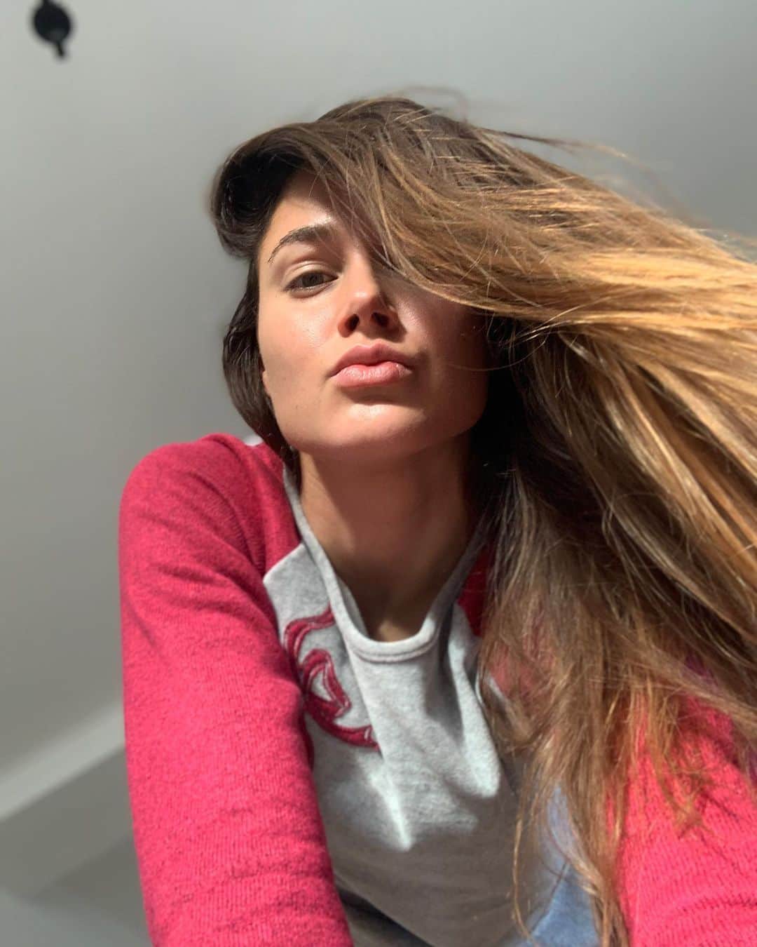 ズザンナ・ヤカボスのインスタグラム：「christmas chill and pyjamas. and of course lot of food 😋」