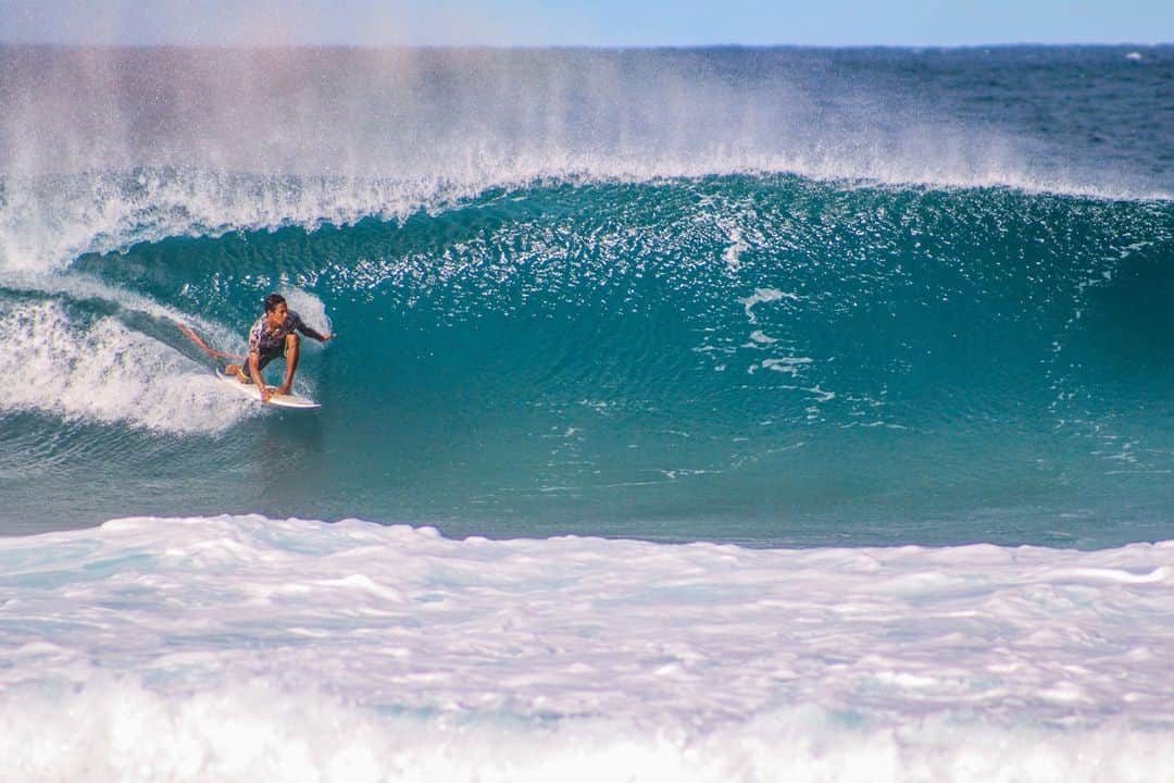 ハワイアン航空さんのインスタグラム写真 - (ハワイアン航空Instagram)「Surfing is a year-round activity here in the Islands, but the winter swell is something that many look forward to. Whether you're braving the waters or watching from the shore, heading down to the beach is the perfect post-holiday ritual. 🌊🏄 #WinterInHawaii⠀ ⠀ 📍 O‘ahu」12月27日 5時30分 - hawaiianairlines