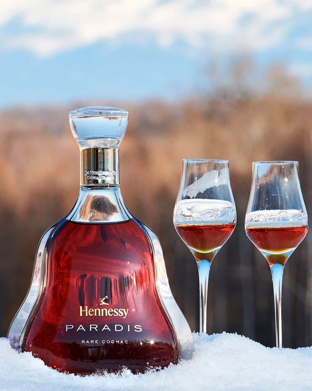 LVMHさんのインスタグラム写真 - (LVMHInstagram)「For the Holiday season, LVMH and its Maisons know no shortage of creativity when it comes to bringing a joyful end of year to you and your loved ones.​  Enjoy the Holiday season with the aromatic qualities of #HennessyParadis, a cognac known for its ​voluptuous and harmonious flavour. ​  Please drink responsibly.​  #Cognac #Hennessy ​ #LVMH」12月27日 5時43分 - lvmh