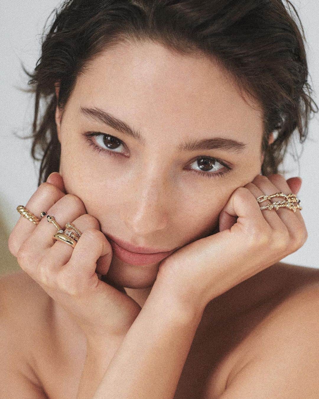 デビッドヤーマンのインスタグラム：「💋Ready to kiss 2020 goodbye.💋 Ring in 2021 with bands to stack and style via our bio link. #DavidYurman」