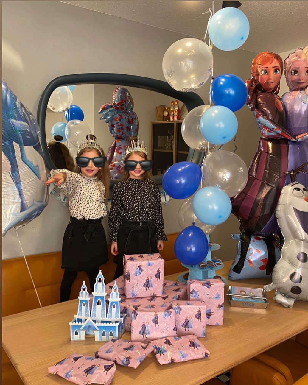 ロベルト・ヒルバートのインスタグラム：「Möget ihr das Glück niemals suchen müssen.  Möge es euch finden, wo immer ihr auch seit... Alles Gute zum Geburtstag meine #prinzessinen! #happybirthday」