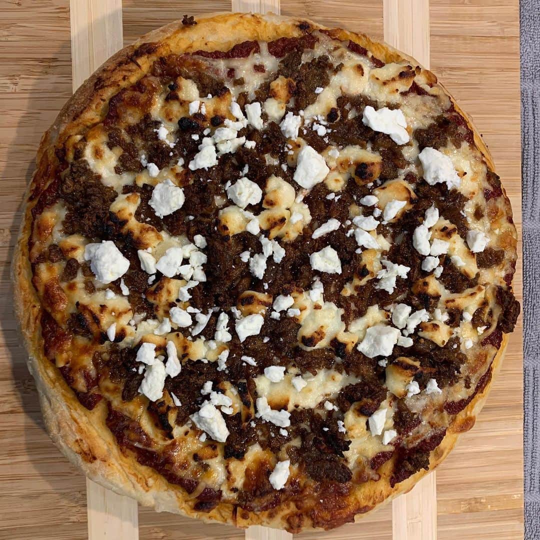 キャシー・グリフィンのインスタグラム：「Husband had been making #pizza lately. Lucky me 🥰. This one is homemade tomato sauce, mozzarella, impossible meat, feta crumbles on top. #food」
