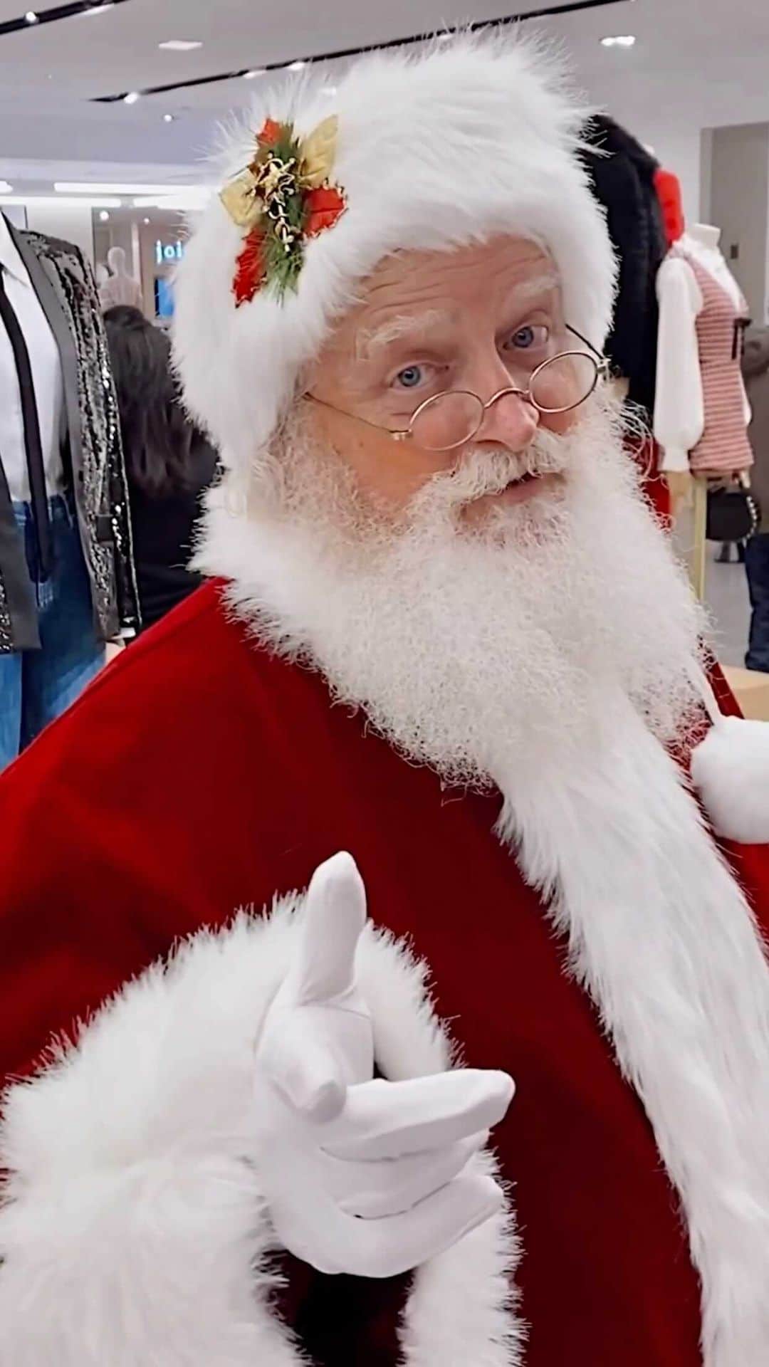 のインスタグラム：「No big deal.. I know Santa 🎅🏼 and of course we talk sports 🙄😝 #lastchristmas #merrychristmas #football #santa  Video by @sophiesumner8 my beautiful elf」