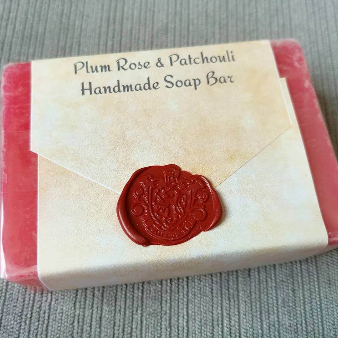 Ami Yamato（ヤマトアミ）さんのインスタグラム写真 - (Ami Yamato（ヤマトアミ）Instagram)「Harry Potter soap bar, complete with wax-sealed hogwarts letter. Xmas present. Thank you R. ⚡ 🦉 . . . #harrypotter #soap #noveltysoap  #hogwarts #owlpost #AmiYamato #youtuber」12月27日 6時01分 - amiyamato