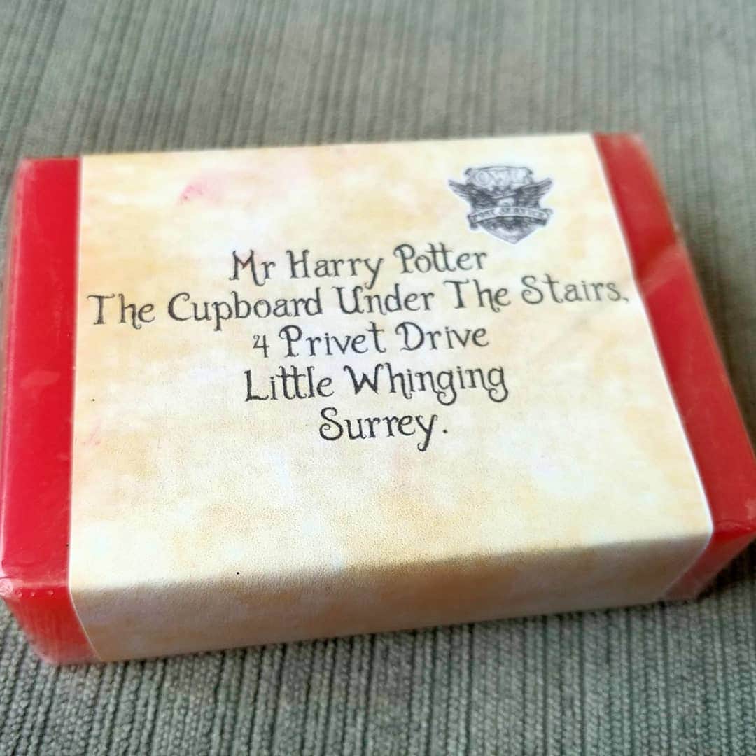 Ami Yamato（ヤマトアミ）のインスタグラム：「Harry Potter soap bar, complete with wax-sealed hogwarts letter. Xmas present. Thank you R. ⚡ 🦉 . . . #harrypotter #soap #noveltysoap  #hogwarts #owlpost #AmiYamato #youtuber」