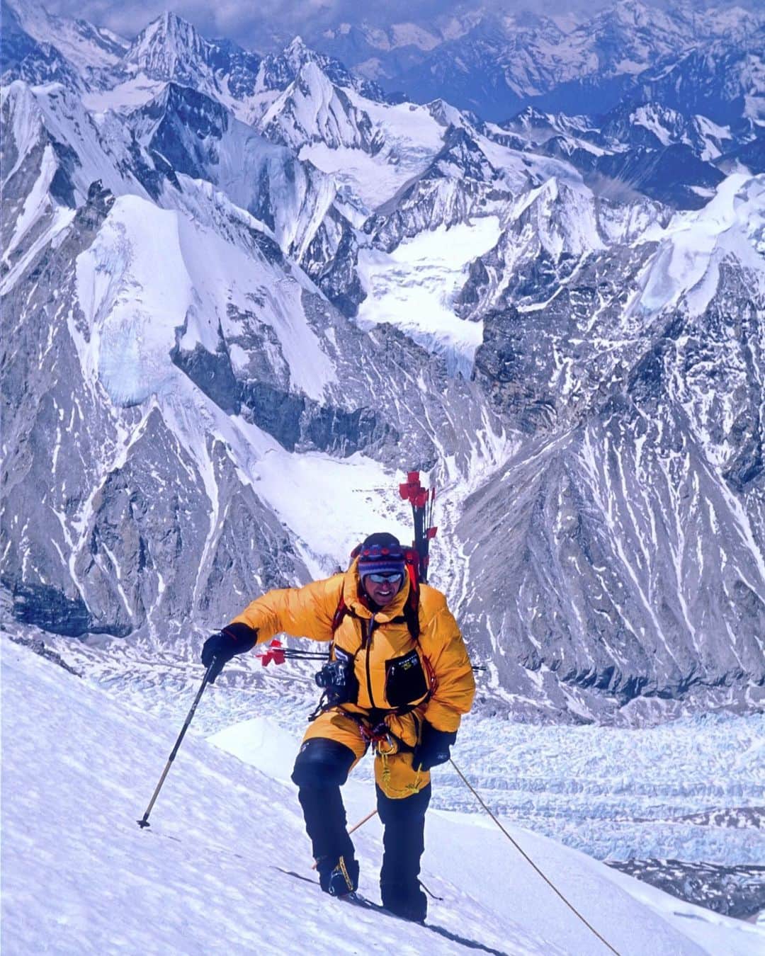 ジミー・チンのインスタグラム：「@ed_viesturs on Cho Oyu - the sixth highest mountain in the world. Shot during Ed’s acclimatization lap to 26,864ft in preparation for his ascent of Annapurna when he became the first American to climb all 14 8000m peaks without supplemental oxygen.」