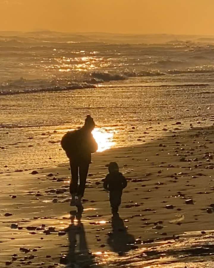 のインスタグラム：「Wynston & mummy running into the sunset on this perfect montauk evening #montaukdreaming #montauk #newyear #ahead #fresh #benwatts」