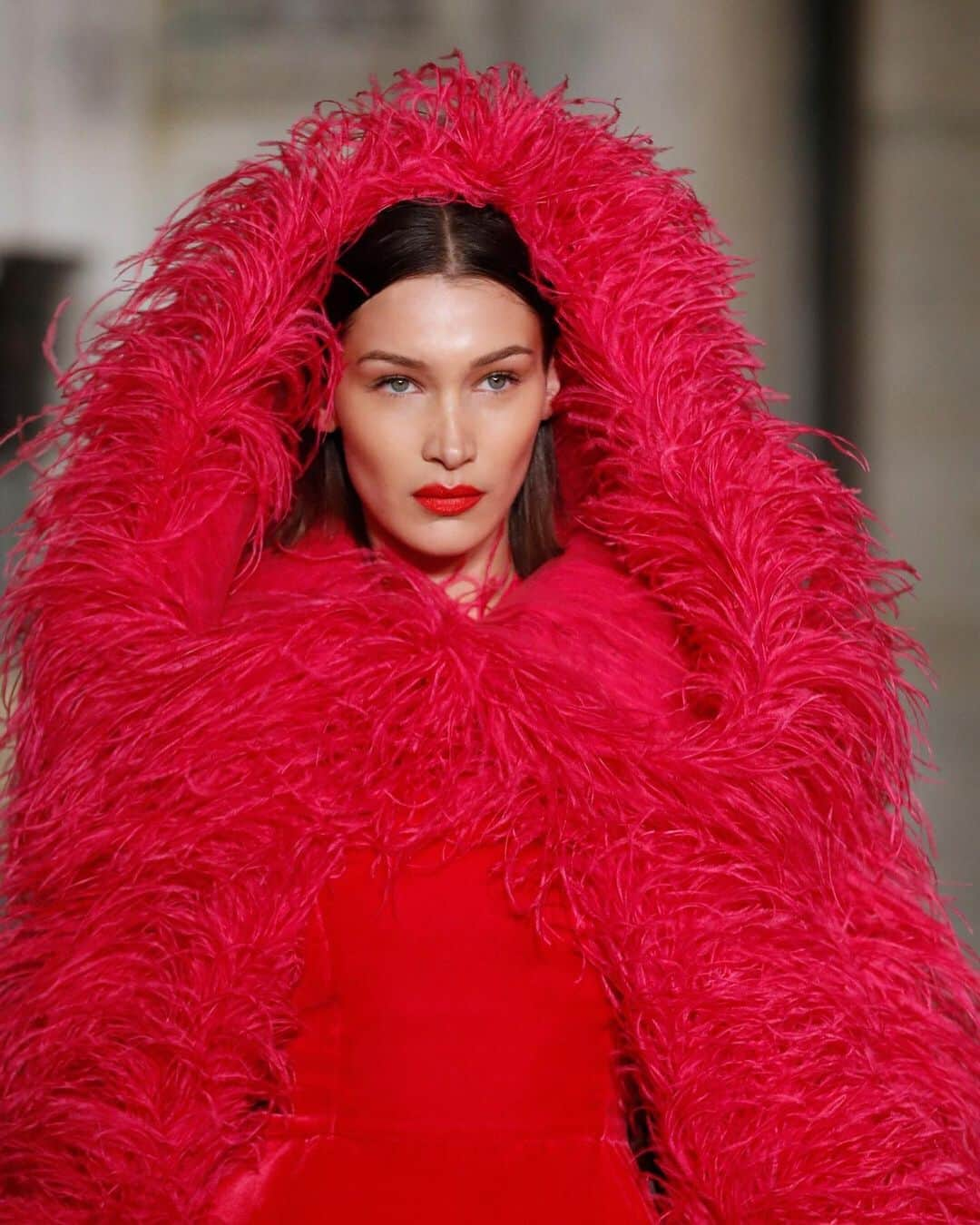 オスカーデラレンタさんのインスタグラム写真 - (オスカーデラレンタInstagram)「Showstopper. Newly available, tap to shop @bellahadid’s show-closing dress in fuchsia velvet. #odlrfall2020」12月27日 6時26分 - oscardelarenta