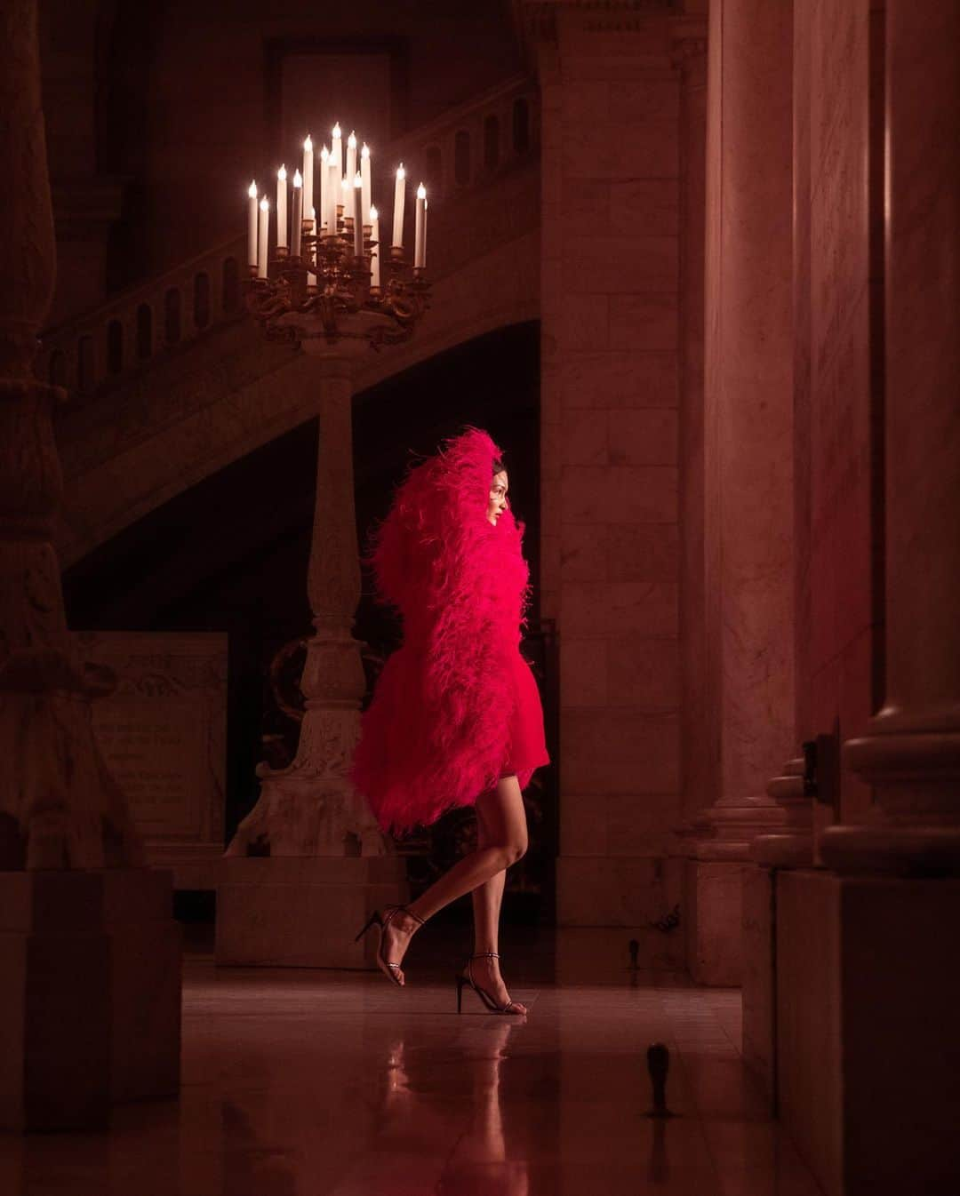 オスカーデラレンタさんのインスタグラム写真 - (オスカーデラレンタInstagram)「Showstopper. Newly available, tap to shop @bellahadid’s show-closing dress in fuchsia velvet. #odlrfall2020」12月27日 6時26分 - oscardelarenta