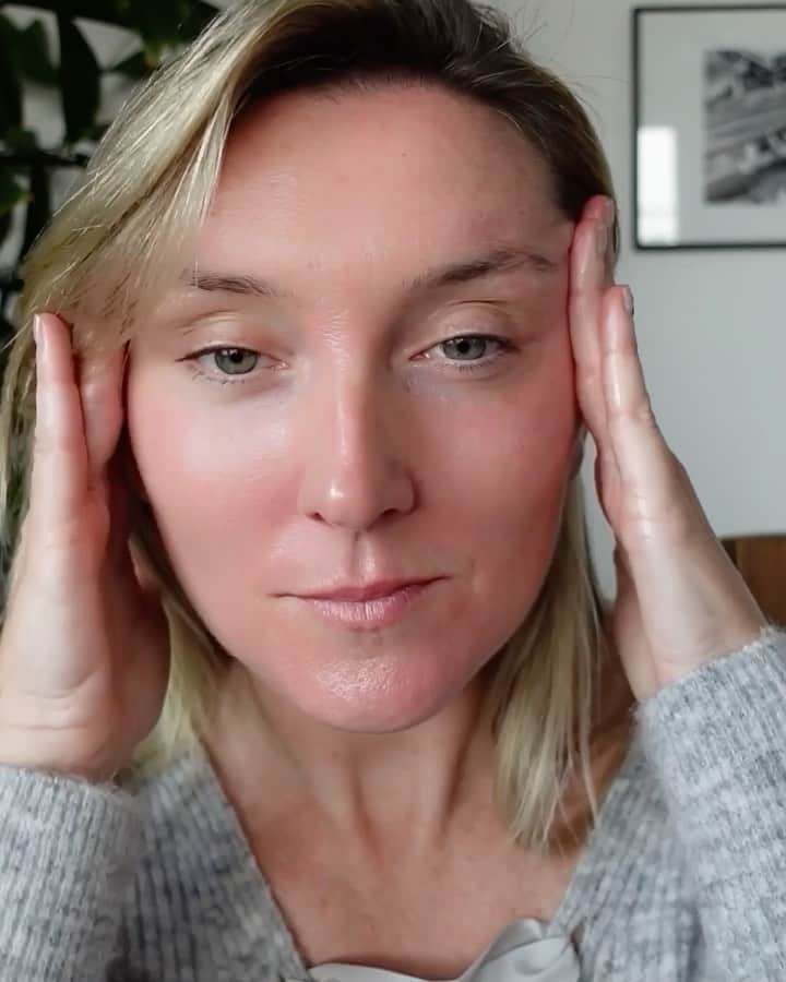 JO BAKERのインスタグラム：「T R E A T • S L E E P • R E P E A T  Sun damage... Its hard not to notice the skin fatigue from years of living in sun drenched LA. Dark spots are definitely a concern for both my clients and myself. Lucky for me I’ve been testing a new edition from @reviveskincare Perfectif line!! For the past 30 days I’ve been using their new  PERFECTIF NIGHT EVEN SKIN TONE CREAM  with their PERFECTIF EVEN TONE SERUM.  I have long admired RéVive with their revolutionary approach to creating formulas. Their scientific heavy skincare is results driven - producing noticeable improvements.   Redefined texture and gradually fading dark spots with a glowing brighter complexion in just a month!!   See stories for more deets on this pretty fab new cream... that works it’s magic while you sleep!!  Thumbs up from me #jobakermakeupartist #reviveskincare #redefineperfection #revivepartner」