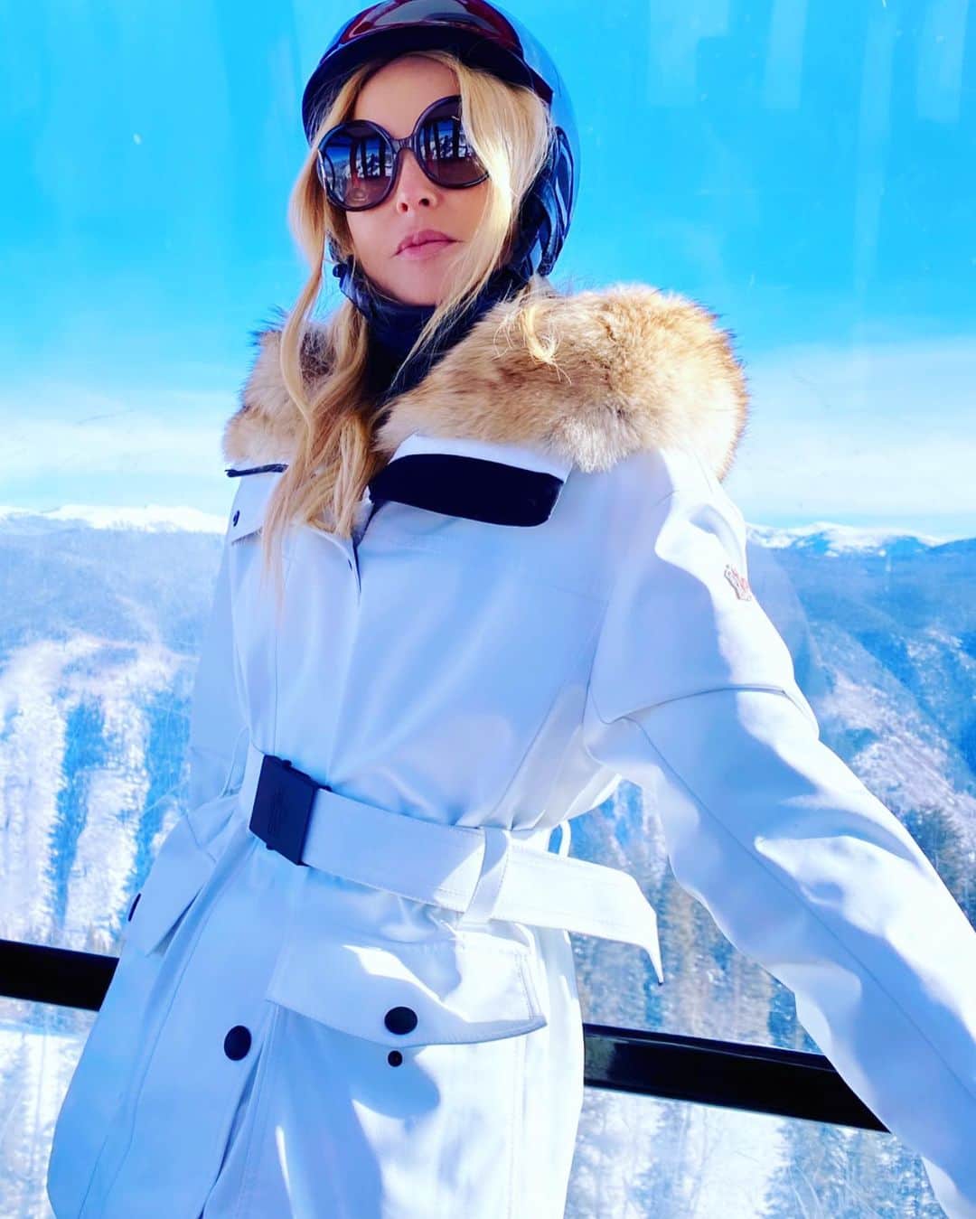 レイチェル・ゾーのインスタグラム：「Riding up in the #Sky 🎿⛷❄️🏔 #grateful XoRZ」