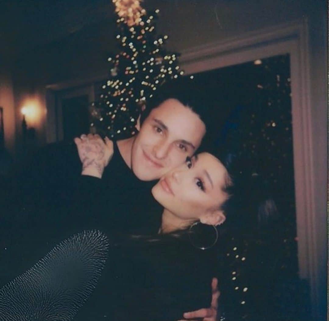 Just Jaredさんのインスタグラム写真 - (Just JaredInstagram)「Engaged couple Ariana Grande and Dalton Gomez shared this sweet photo from their Christmas celebration!  #ArianaGrande #DaltonGomez Photo: @arianagrande」12月27日 6時55分 - justjared
