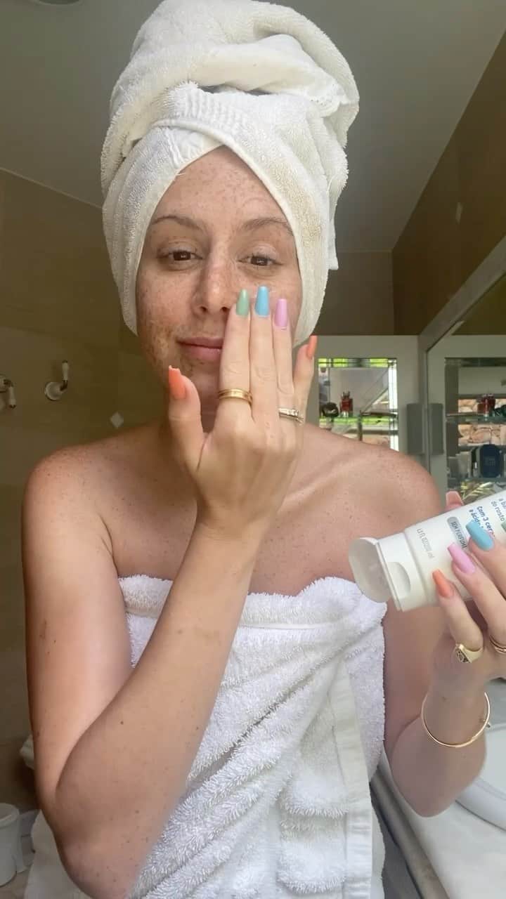 マリ・マリアのインスタグラム：「Hidratação é VIDA!! O que não pode faltar na sua rotina de cuidados com a pele do corpo? Tá chegando o verão e nessa época do ano acabamos ficando mais expostos ao sol e o ressecamento da pele pode aumentar! Por isso é muito importante manter a pele sempre hidratada 💕✨ E a dica de ouro é a loção hidratante de @ceravebrasil, que hidrata, é hipoalergênica, protege e restaura a pele,  mantendo a hidratação natural e por até 24hrs sem textura pegajosa e sem fragância! Pra não perder tempo e experimentar essa maravilha ela tá com uma promoção maravilhosa - de 49,90 por 29,90 na @drogaraiaoficial, é só fazer o cadastro no @dermaclub e aproveitar 🤍 #VerãoComCerave #EuAmoCerave #DesenvolvidoComDermatologistas #Ad Droga Raia / Consulte sempre seu dermatologista!」