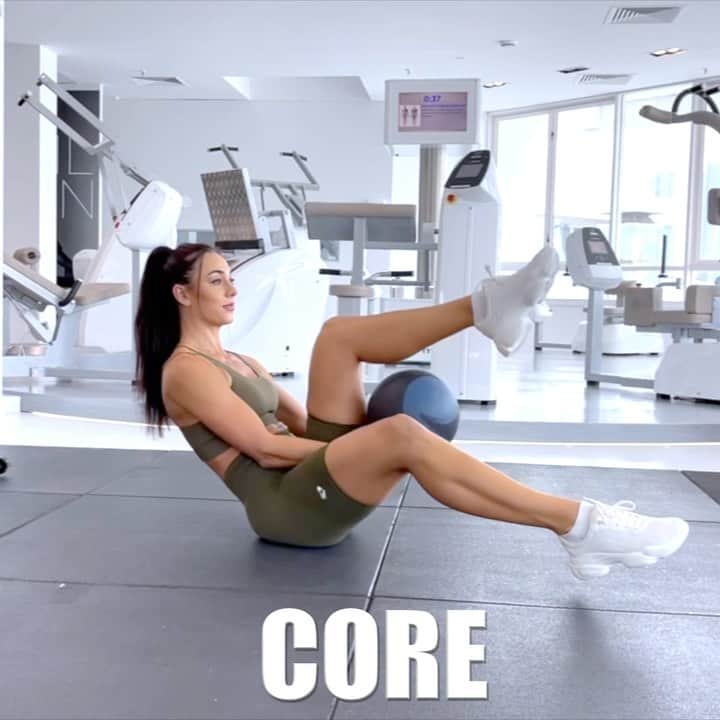 Danielle Robertsonのインスタグラム：「CORE 🔥  Core work wearing @womensbestwear @womensbest 💪 Hope everyone had/is having a wonderful holiday break! Here’s a core workout which is perfect as a finisher for the end of your session. Not only does it help to build core strength and balance but also trains coordination... and it’s just really fun. Give it a try!! Or save for later and give it a try once you’ve recovered from your food coma 😂💁‍♀️ #feels   3 SETS  30 sec Figure 8 30 sec Sit Up w/ Push Through  30 sec Around the World」