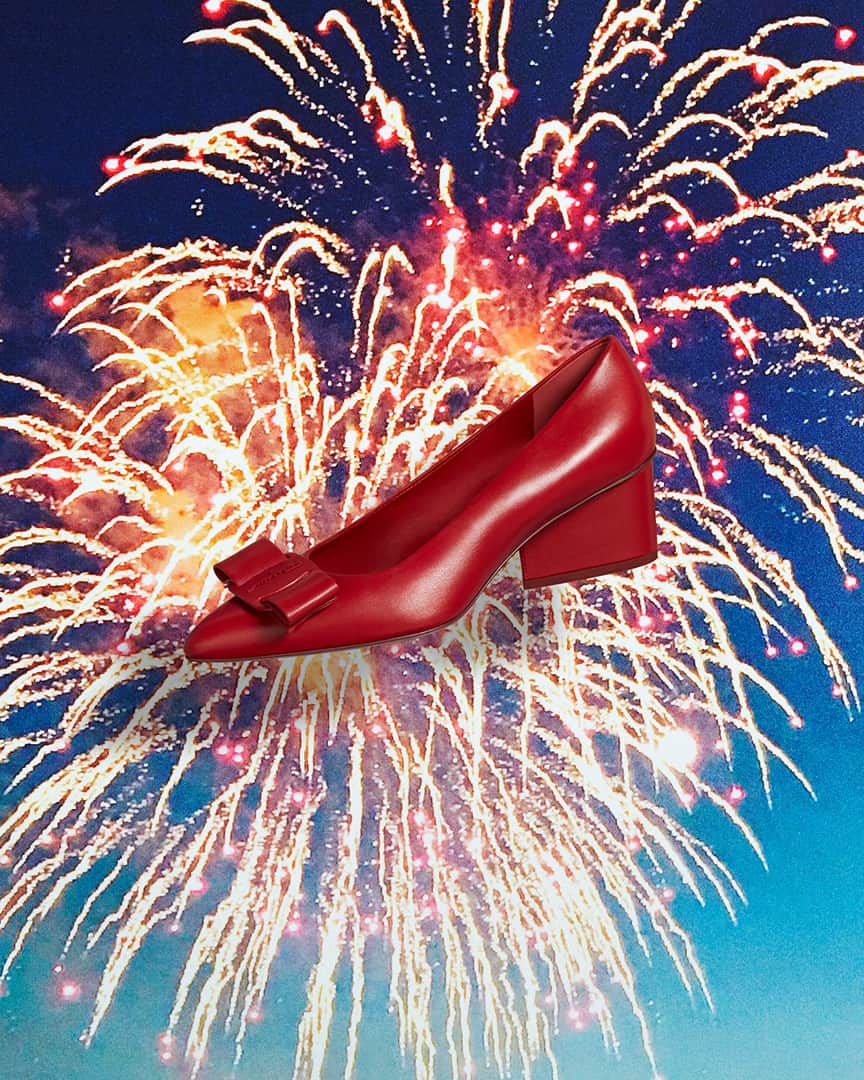 サルヴァトーレ・フェラガモさんのインスタグラム写真 - (サルヴァトーレ・フェラガモInstagram)「Festivities in the air! A blazing red Viva pump leads the way into a sparkling holiday season. #UnwrappingJoy #FerragamoHoliday」12月27日 7時06分 - ferragamo