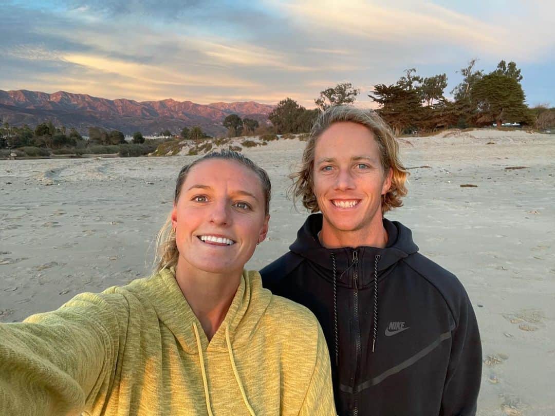 レイキー・ピーターソンのインスタグラム：「Merry Christmas 2020 ( sorry I am a day late) hope everyone had a lovely day with friends or family. Feel so lucky to be home this week with my mine. 💛🎅🏼🎄」