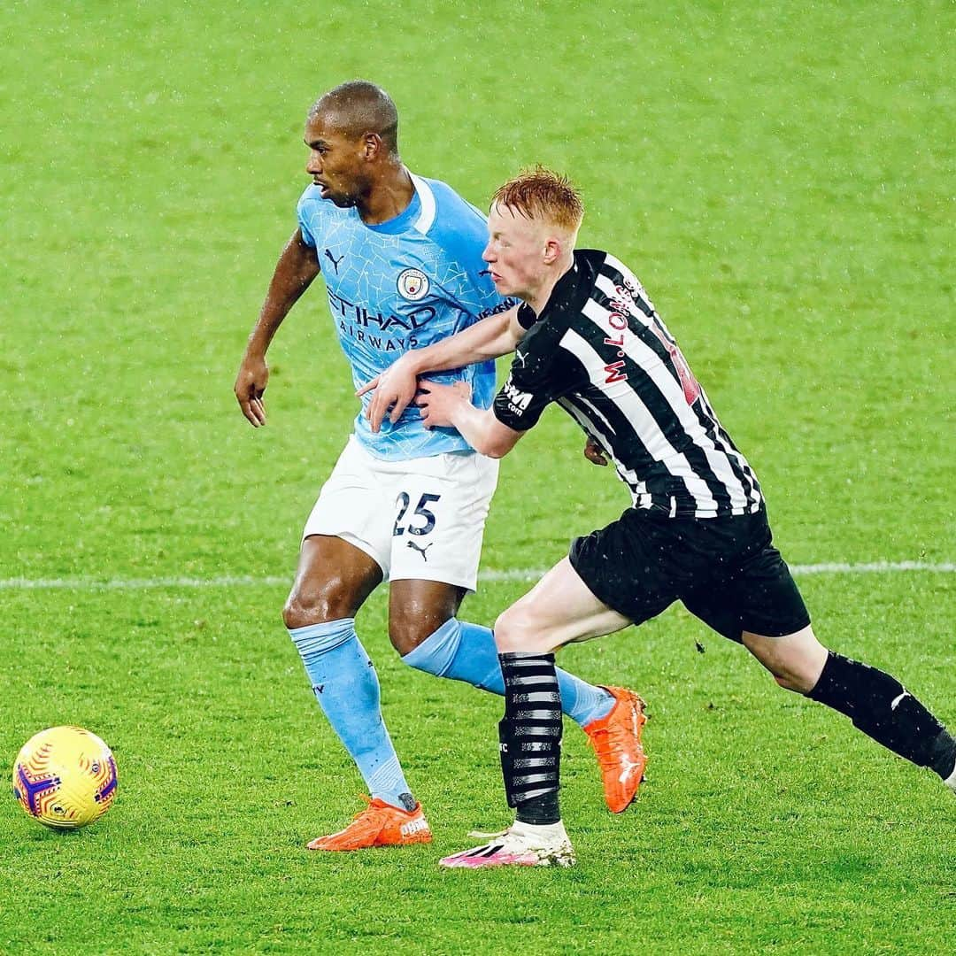 フェルナンジーニョさんのインスタグラム写真 - (フェルナンジーニョInstagram)「+3 💪🏾 Great and important win on a wet and cold night in Manchester... 🌧🌨🌧」12月27日 7時22分 - fernandinho