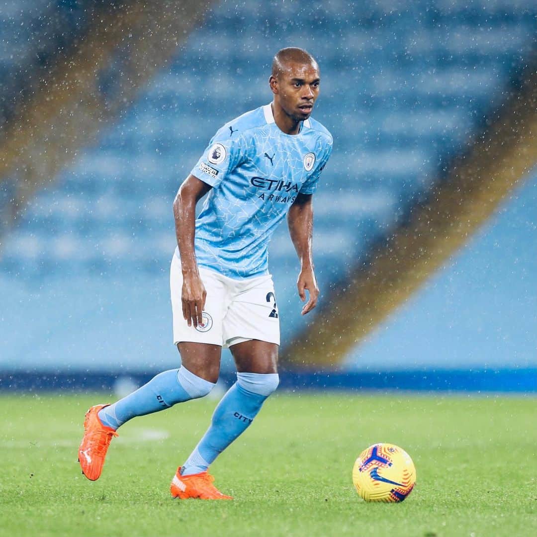 フェルナンジーニョのインスタグラム：「+3 💪🏾 Great and important win on a wet and cold night in Manchester... 🌧🌨🌧」